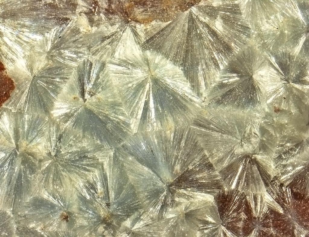 (1962) nebyly pozorovány tyto dvě minerální fáze společně na jednom vzorku a zároveň nenasedají na grafitickou rulu, ale byly zjištěny na puklinách a v dutinách bílého křemene.