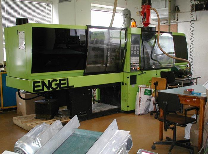 UTB ve Zlíně, Fakulta technologická 33 5 VSTŘIKOVACÍ STROJ Ke vstřikování byl zvolen vstřikovací stroj ENGEL 330/80/HL. Obr. 12.