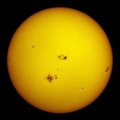 Jak je možné ze znalosti poloměru Slunce, jeho vzdálenosti od Země a na družicích obíhajících Zemi měřené solární konstanty (velikost energie záření dopadající na 1 čtvereční metr plochy za jednu