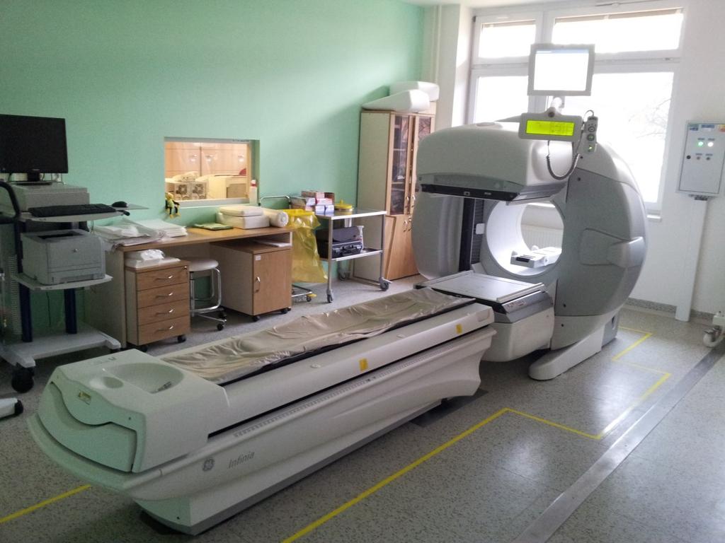 Obrázek 8 SPECT přístroj [zdroj: autor] Na obrázku č. 8 vidíme SPECT používaný na oddělení Nukleární medicíny ve FNHK. 6.2 PET Pozitronová emisní tomografie.