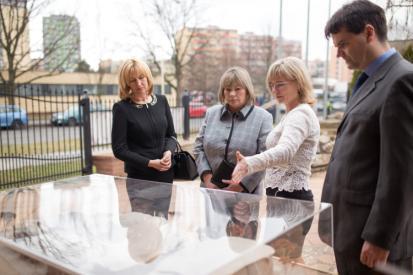 Ve třídě Pampelišek byly součástí,,kapičky, kdy se děti posadí na pódium a za zpěvu písně,,kápla kapka na