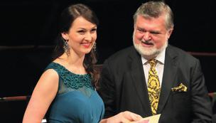 Zúčastňuje se jí každoročně 80 110 pěvců prakticky z celého světa v oborech OPERA, JUNIOR a obor PÍSEŇ.