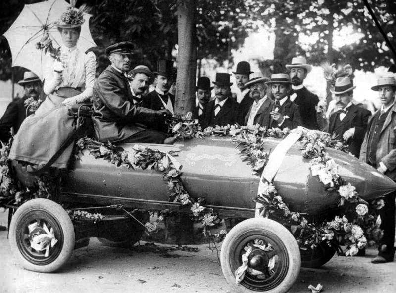 Camille Jenatzy, belgický automobilový závodník, konstruktér a podnikatel, který 29.