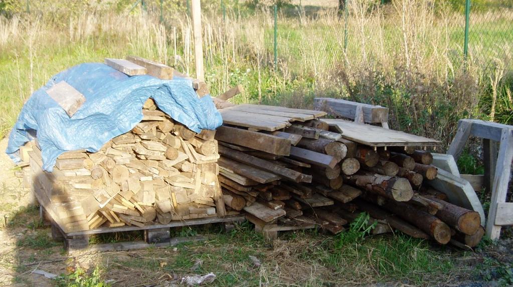 Příprava desky Nyní nám pomohou k správnému umístění rohových cihel nebo tvárnic první řady obvodového zdiva.