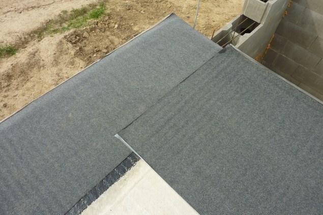 Příprava desky Pokud plánujete stavět z materiálu, jehož šířka je menší než 40 cm a současně chcete mít jistotu, že hydroizolaci při stavbě neponičíte, můžete pás izolace podélně rozříznout na dvě