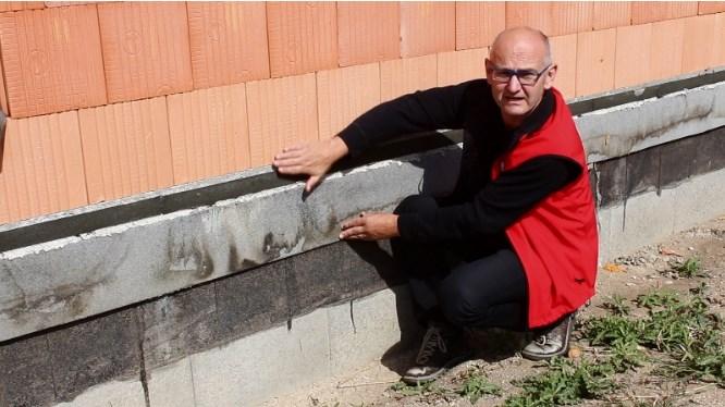 Příprava desky Lepení pásů hydroizolace a detaily napojení kolem prostupů vody a kanalizace K lepení budete potřebovat plynový hořák s bombou a regulátorem hoření a zednickou lžíci, pomocí které