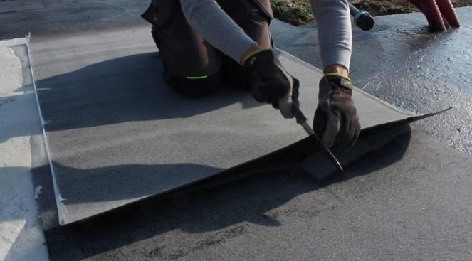Příprava desky V místech vyústění kanalizace přejedeme asfaltovým pásem 10 cm za