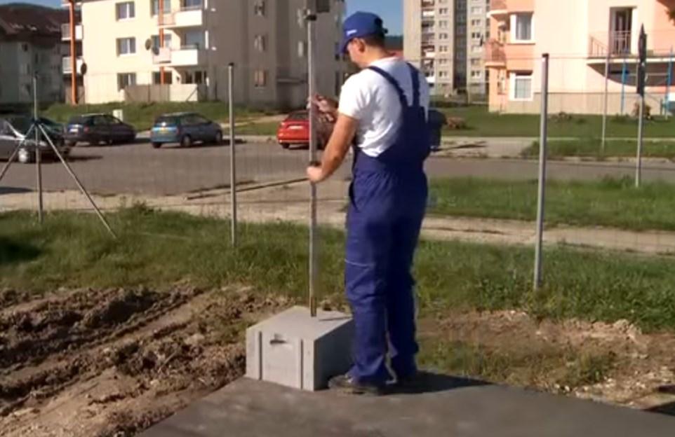 Založení stavby Založení obvodových stěn dům z pórobetonu Při zakládání zdiva z pórobetonu si nejprve položíme pórobetonové tvárnice do rohů domu přímo na nalepené pásy hydroizolace, tedy prozatím