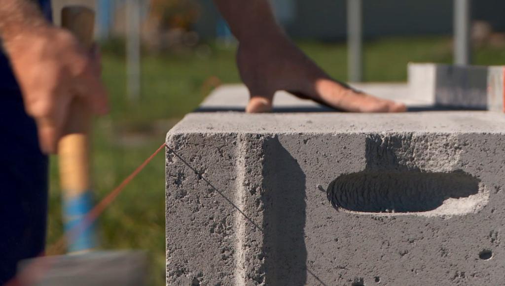 Založení stavby Takto založíme všechny rohy domu a pomocí nivelačního přístroje je urovnáme do jednotné výšky.
