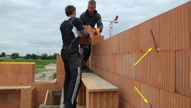 Založení stavby Když jsem neměl vnitřní nosné zdi založené společně s obvodovým zdivem, nemohl jsem provádět jejich zdění současně a v takovém případě je třeba pamatovat na to, aby bylo možné později