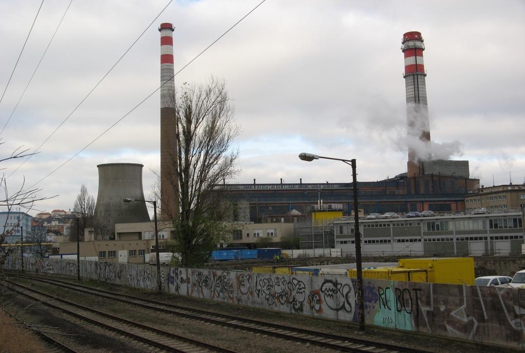 Stále funkční areál Tepláren Brno s vlečkami, vlevo v pozadí