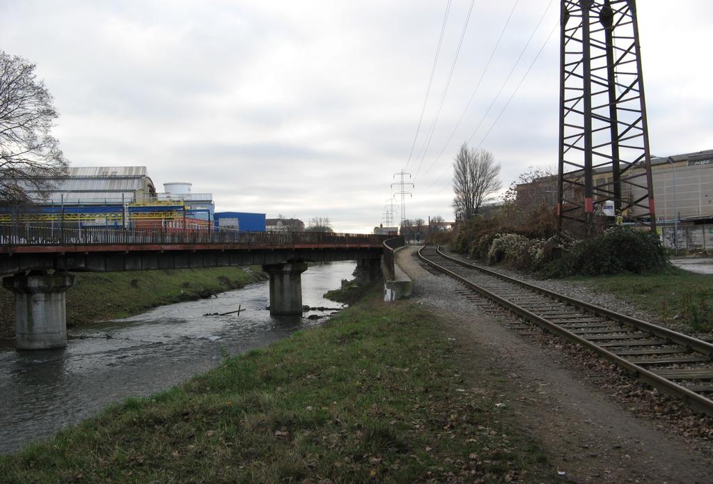 Stále funkční vlečka do RWE a Tepláren Brno, vlevo areál Alstomu (bývalá 1.