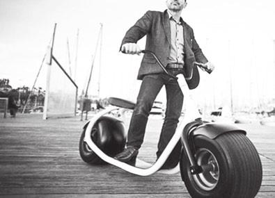 Mezitím nahradili segway koloběžkami (často poháněné elektřinou), které zákon chápe jako jízdní kolo. Koloběžka je vlastně totéž jako segway, pouze kola nemá vedle sebe, ale za sebou.