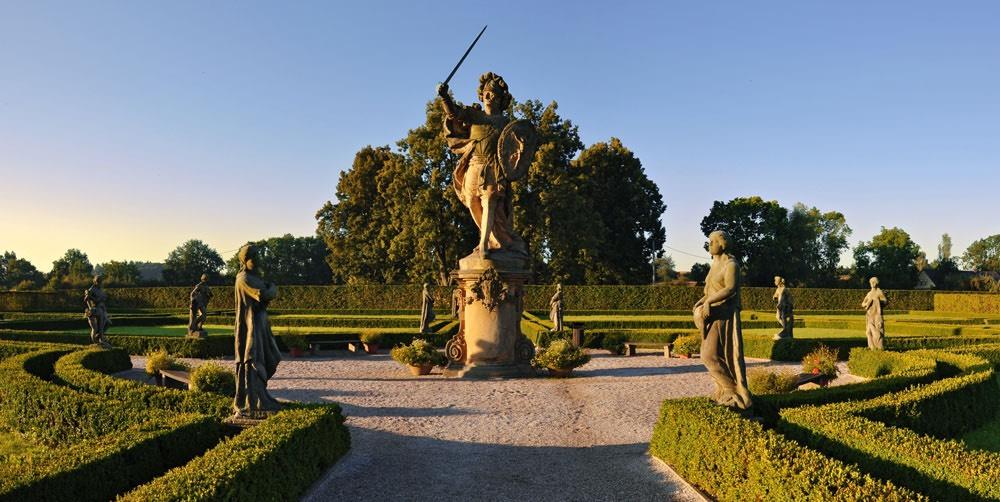 odehrával na jedné lokaci, která