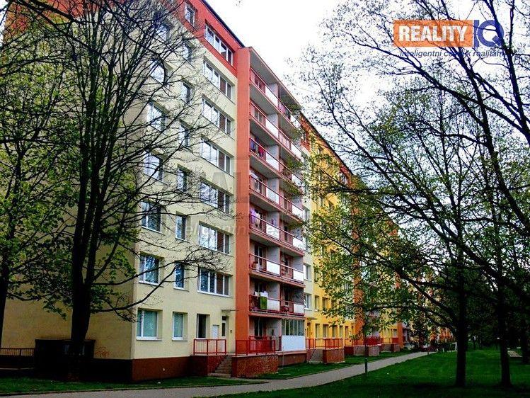 V chodbě je možnost vytvoření šatny. Jihozápadní strana pak nabídne prostorný obývací pokoj a kuchyni. K bytu náleží komora na chodbě před bytem.
