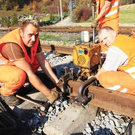 delenie hutného materiálu, nameranie a úprava dĺžok spojovacích tyčí, rovnanie a ohýbanie koľajníc na predpísaný tvar podľa šablóny na ohýbačke alebo ručne pomocou strmeňov.