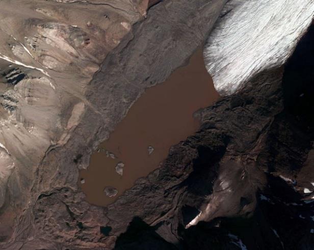 Obr. 8: Terminoglaciální jezero Ragnar vzniklo až po roce 1980 po ústupu ledovcového splazu Ragnarbreen. V současnosti je jeho délka od čelní morény k ledovci 1 km a maximální hloubka 17,5 m.