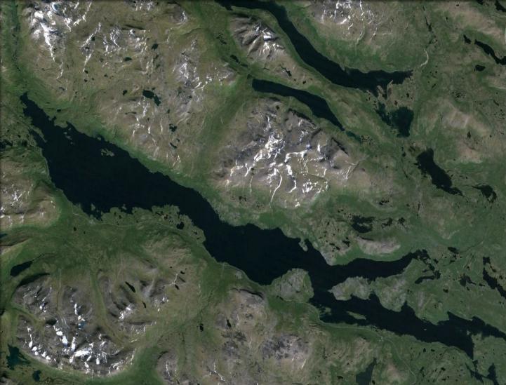 Obr. 12: Glintové jezero Torneträsk v Laponsku (Švédsko). GoogleEarth 2014.