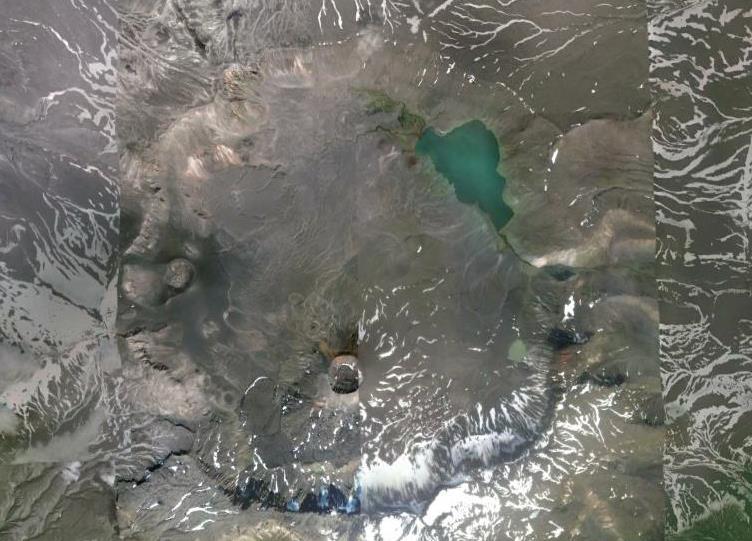 Obr. 24: Kaldera Aniakchak na Aleutském poloostrově. V levém horním rohu satelitního snímku se nalézá Surprise Lake, relikt po jezeru vyplňujícím před 3,4 ka celou kalderu.