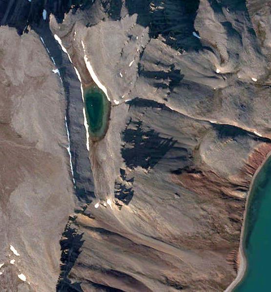 n. m., je přibližně 250 m dlouhé a v nejširším bodě asi 110 m široké (Norsk Polar Institut 2013; obr. 36). Během odběru sedimentů bylo odhadnuto nejhlubší místo na cca 5 m.
