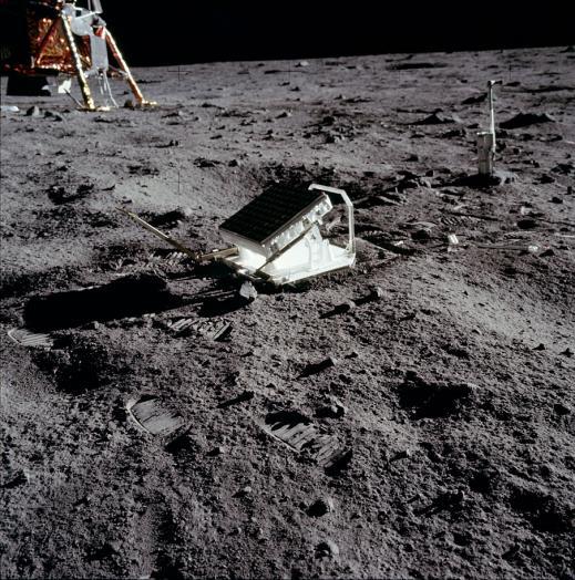 s -1, čas 2 registrace odraženého signálu od povrchu Měsíce je měřen s přesností 10 10 s.
