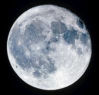 Zkusíme-li v nočních hodinách při úplňku Měsíce zavřít oči a otočit tvář směrem k Měsíci, necítíme teplo jako na Slunci ve dne. Proč tomu tak je?