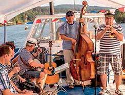 Podívaná na paddleboardové, kanoe a raft závody na divoké vodě ve Vodáckém areálu Lídy Polesné s večerní zábavou.