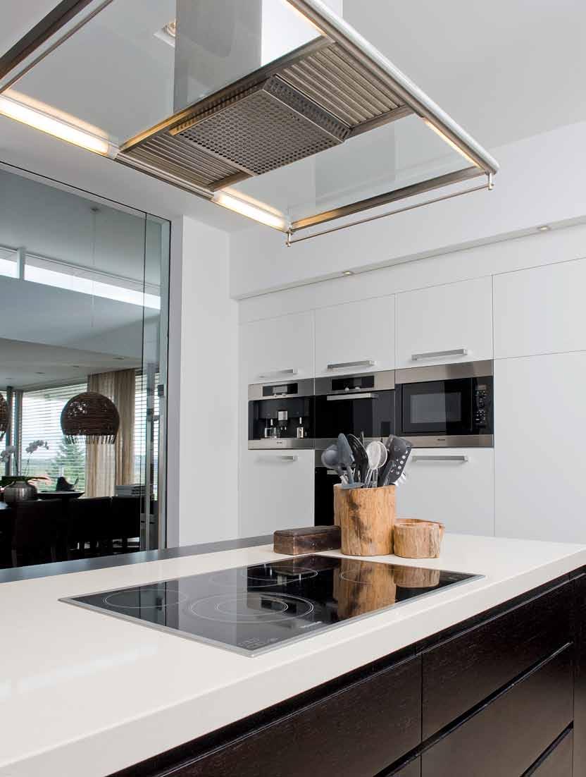 inzerce Hřejivou atmosféru a útulnost dodávají modernímu interiéru předměty z celého světa Kuchyň sousedí s obývacím pokojem