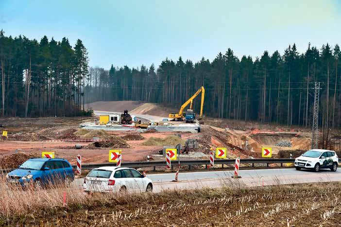 byznys www.e15.cz 7 Foto čtk Čekání na obchvat. Na severním okraji Budějovic se zatím buduje tříkilometrový úsek dálnice, který odvede dopravu z předměstí Borek a Nemanice.