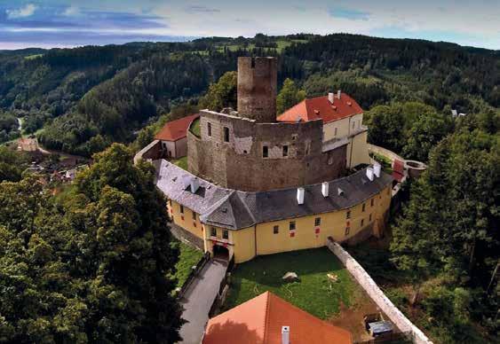 Hrad Svojanov Hrad Svojanov bývá nazýván též vilou českých královen. Je jediným hradem v našich zemích, v jehož architektuře se mísí středověk s 19. stoletím.