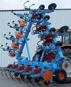 Vpredu nesená Plečka SCD TIP 5 s hydraulickým sklápaním 8 riadková pri 75 cm medziriadkovej vzdialenosti HYDRAULICKY SKLÁPATEĽNÉ RÁMY Hydraulicky sklápateľné plečky majú rám z profilu 5 x 5 alebo 7