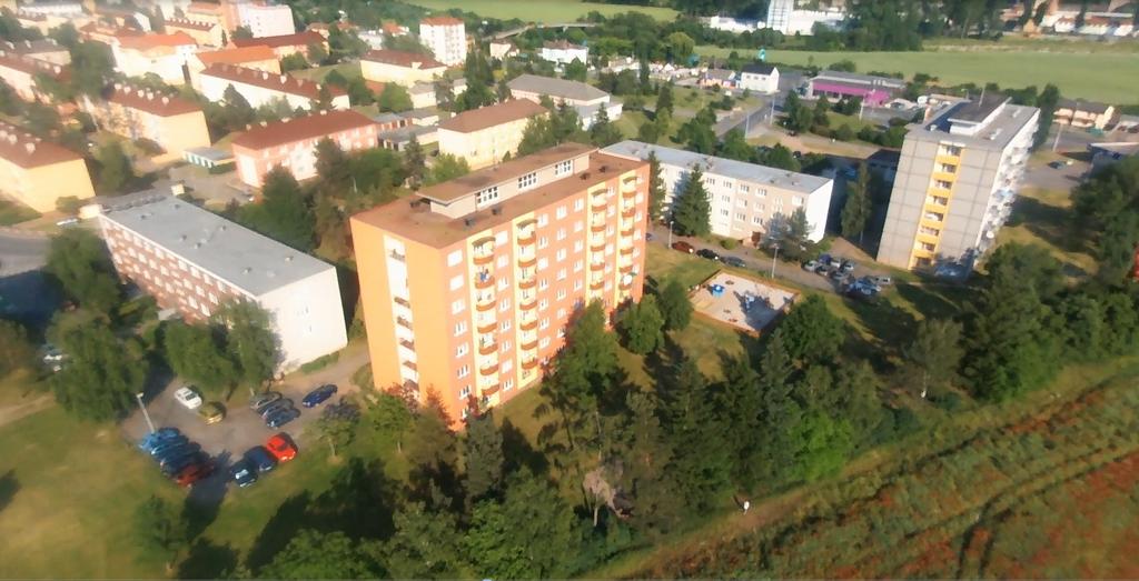 VIDEO PREZENTACE Našim klientům poskytujeme nadstandardní služby. Mezi ně patří i profesionálně zpracované videoprohlídky nemovitostí.