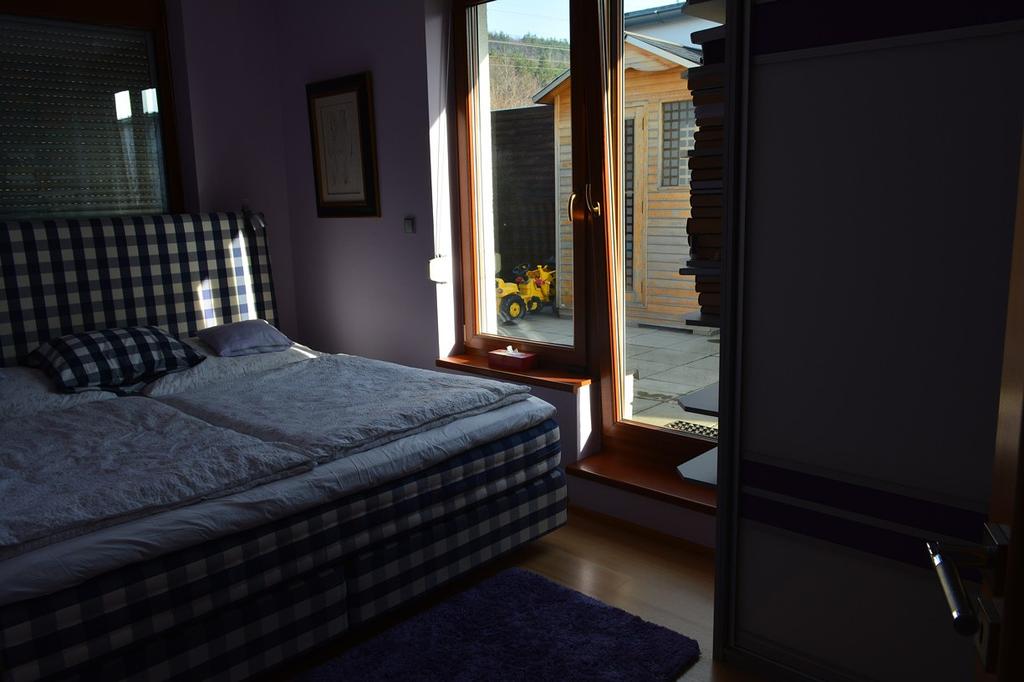 nemovitostí před prodejem nebo pronájmem. Bytový designér, upravuje nemovitost podle vkusu jednoho majitele.