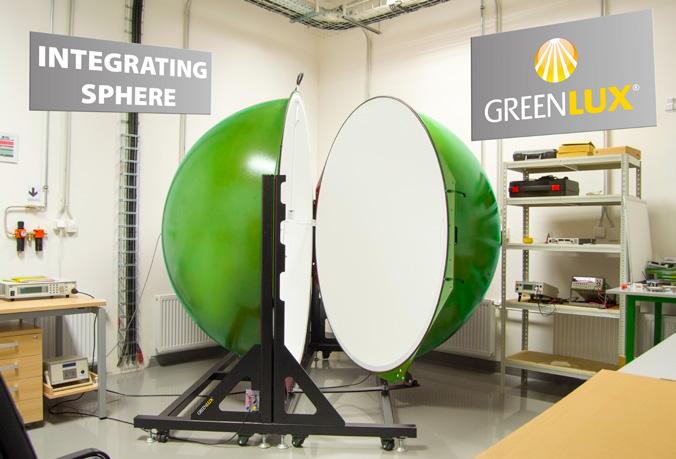 KULOVÝ INTEGRÁTOR Pohled do laboratoře společnosti Greenlux. Její vybavení umožňuje vývoj a kontrolu svítidel a světelných zdrojů.
