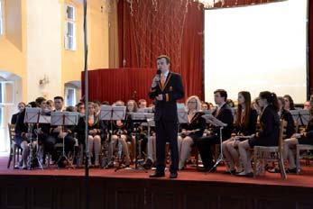 V programu koncertu, který předvedli hráči orchestru v nových stejnokrojích a kde zajímavostí bylo i promítání ukázek z hraných filmů, zazněly například skladby z filmů Sedm statečných, Tenkrát na