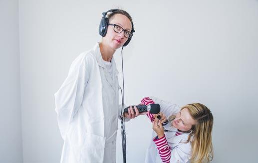VÝBĚR Z NEFILMOVÉHO PROGRAMU Na letošní Ji.hlavě opět nebyl film a dění kolem něj zdaleka jediným tématem. Město ožilo řadou autorských čtení, koncertů, divadelních představení či výstav.