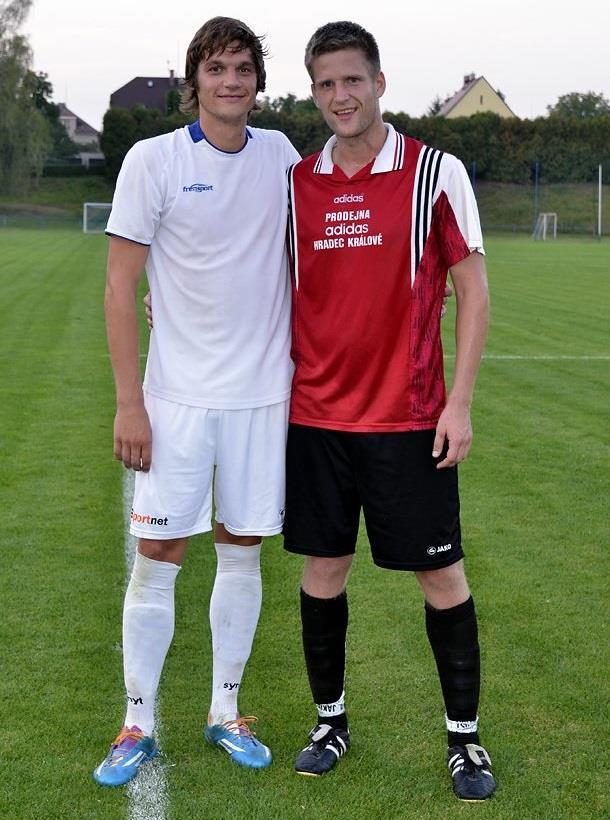 Derby velkých rivalů, zároveň kamarádů Petr Klapal (FK Kostelec) a Filip Stieber (FC Spartak Rychnov) 1. Kromě aktivního hraní působíte i v dalších funkcích v klubu, prozraďte co děláte?