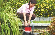 ZAVLAŽOVÁNÍ I Chcete Vaší vodu na zalévání zahrady odebírat zcela pohodlně ze studny, jezírka nebo zásobníku? I Chtěli byste relaxovat a zchladit se pod vlastní zahradní sprchou?