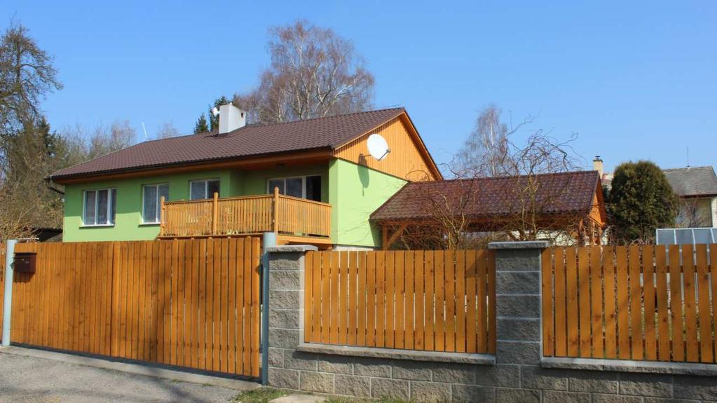 menší doporučený sklon je 14. Střešní krytina MAXIDEK z pozinkovaného ocelového plechu s organickým povlakem. (www.dekmetal.cz) Obr. 8 Pohled na celý zrekonstruovaný dům 6.