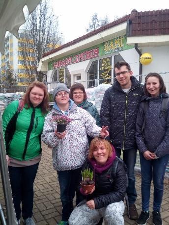 EXKURZE Žáci druhého ročníku oboru Provozní služby přivítali jarní dny exkurzí do Zahradního centra v Novém Městě nad Metují.