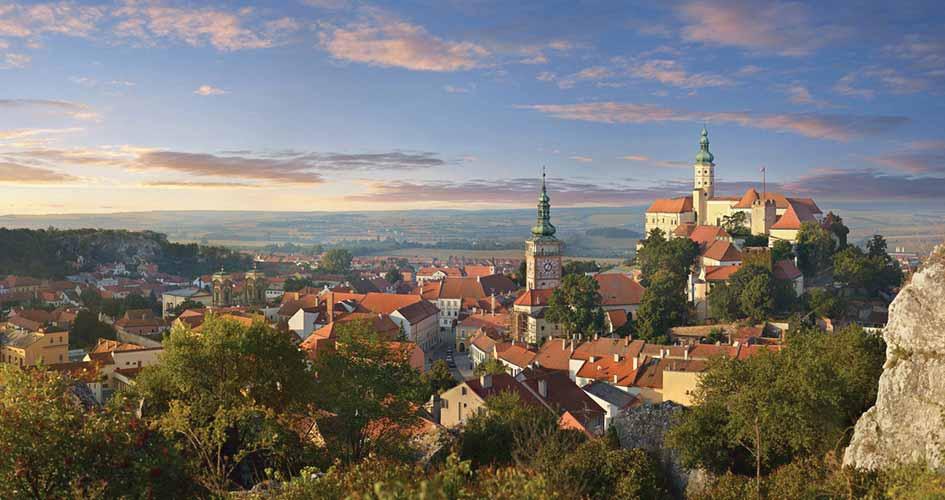 KRAJINA Za kouskem barokní Itálie Mikulov DÉLKA 5 km ČASOVÁ NÁROČNOST 1 den Slunné svahy Pálavy v mnohém připomínají hory Apeninského poloostrova.