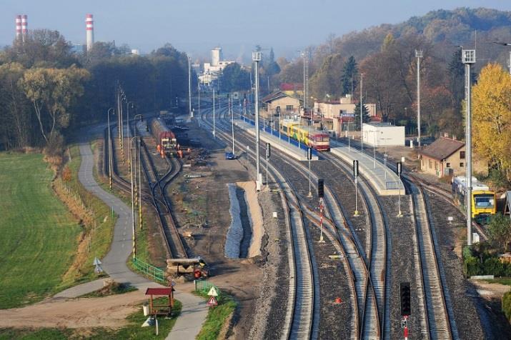 Vlaky jsou vypravovány směrem na Hradec Králové a Prahu (trať 020) na opačnou stranu do Chocně, kde se trať napojuje na hlavní koridor (010 Kolín Česká Třebová).