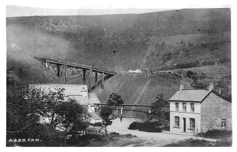 Aberfan (1966) Hornické m sto Typizované hornické kolonie Nad m stem 7 antropogenních hald 1939 sesuv jedné z hald (materiální