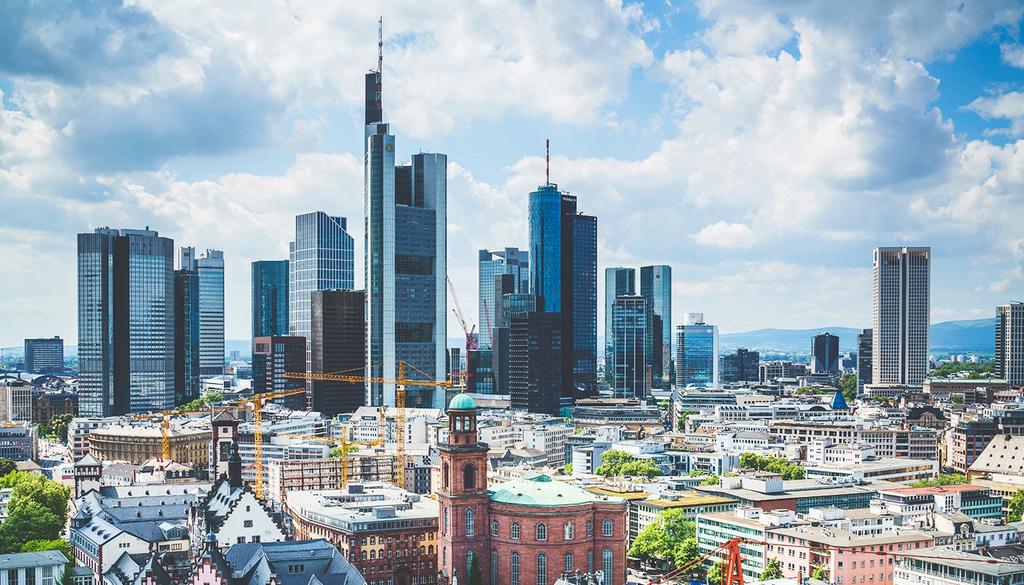 připomíná obrovská města jako New York nebo Hong Kong, hessenské srdce je poměrně malé. Ve Frankfurtu žije pouhých 730 000 lidí, což z něj činí až páté největší město v Německu.