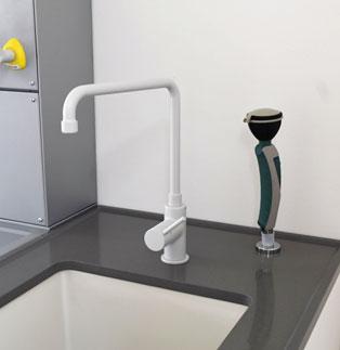 Mycí stůl Většina laboratoří se neobejde bez mycího centra. Stoly osazené umyvadlem nebo výlevkou lze zabudovat do laboratorního stolu s médiovou stěnou.