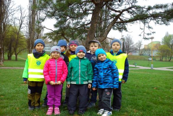 I. Funioková učitelka, odpovědná za integraci environmentální edukace do TVP 3. třídy, M. Paterová účetní, odpovědnost za grafickou úpravu www stránek školy v environmentální oblasti, M.