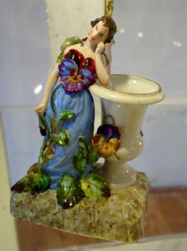 Loketská porcelánka Přímo před vámi se rozprostírá areál bývalé loketské porcelánky.