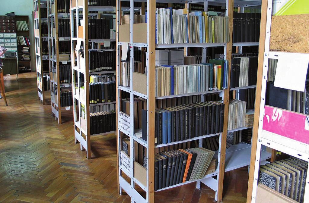 Organizační struktura Společenskovědní knihovna Knihovna je veřejně přístupnou základní knihovnou se specializovaným knihovním fondem a poskytuje veřejné a informační služby.