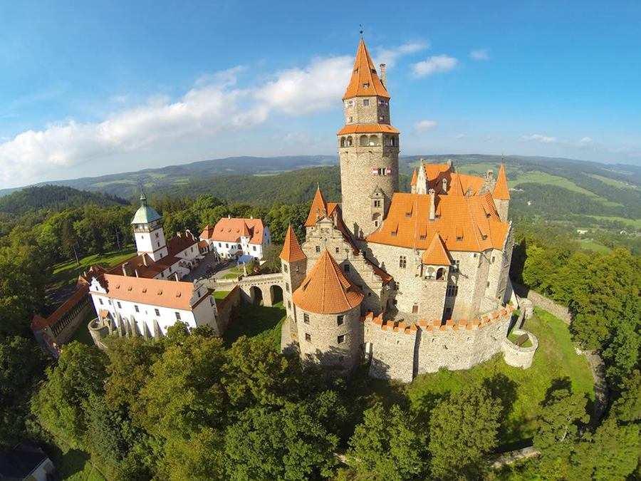 4. Cestovní ruch V kraji se nachází mnoho historických i přírodních památek, ale návštěvnost kraje je velmi malá. Může za to nejspíše špatná organizace nabídek.