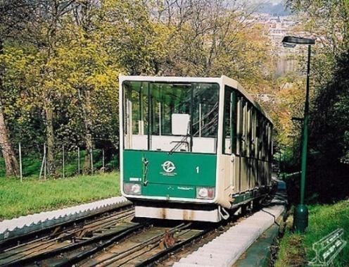 PŘEHLED SOUČASNÉHO STAVU POZNÁNÍ 1.3 Šikmé výtahy Šikmé výtahy pro dopravu osob v České republice nejsou častou záleţitostí.